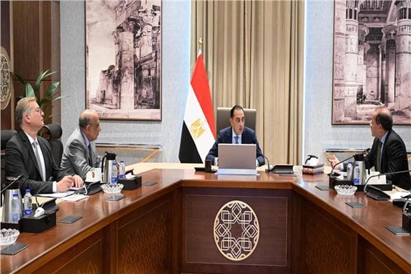 رئيس الوزراء يناقش محور مسيرة الطاقة