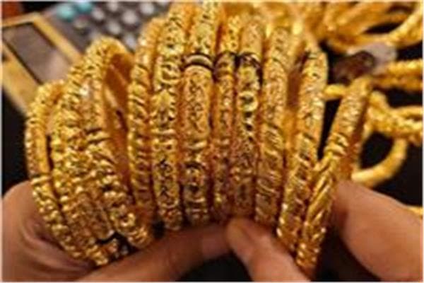 أسعار الذهب تتراجع صباح الأربعاء