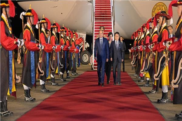 السيسي يزور المقبرة الوطنية في سول تكريمًا للشهداء