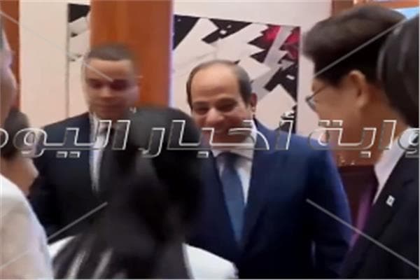 الرئيس يمازح أطفال كوريا بعد استقباله في سول