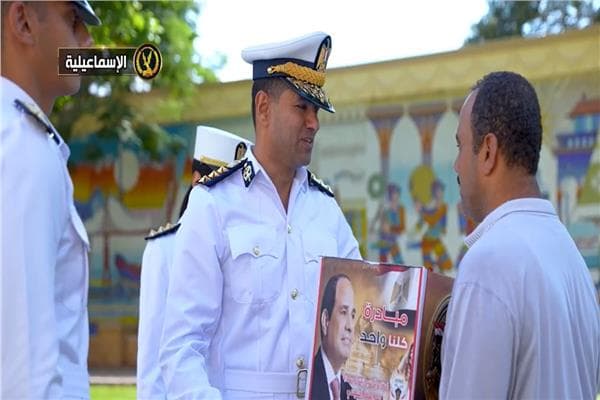 الداخلية تقدم مساعدات للأسر الأولى