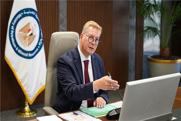 وزير البترول يعلن تغييرات في رؤساء الشركات