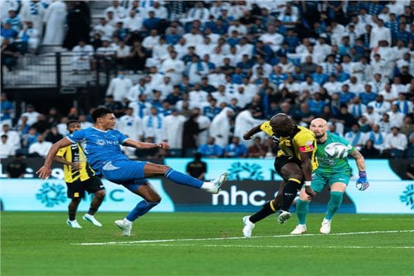 الهلال يتقدم على الاتحاد في الشوط الأول