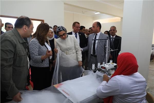 منال عوض تفتتح مصنع أكياس الزماط بالخارجة
