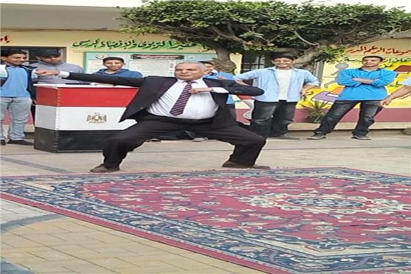 مدير مدرسة بميت غمر يعرض مهارات اللياقة في الطابور