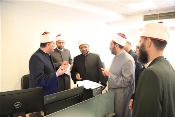 أمين البحوث يزور إدارات المجمع ويراقب اختبارات رمضان