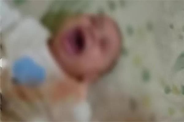 الأمن يحقق في فيديو عن اعتداء سيدة على رضيعها