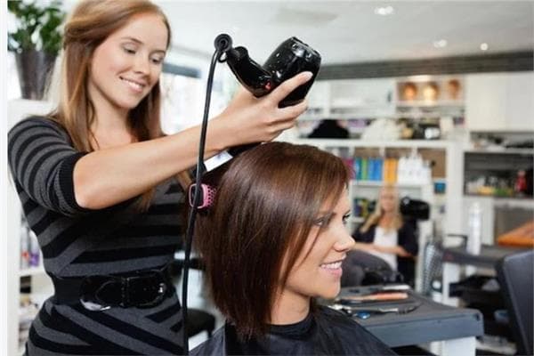 7 أشياء قد تنقل الجراثيم في صالونات التجميل