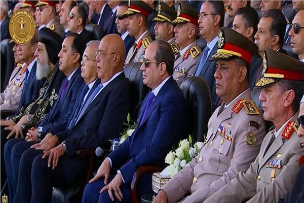 السيسي يطلع على عرض مهارات قتالية