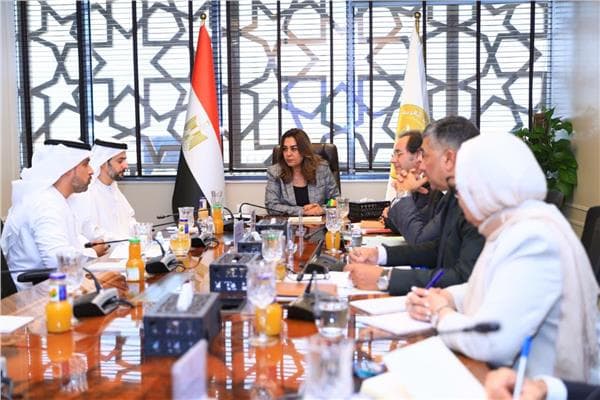 وزيرة البيئة تتباحث مع وفد إماراتي عن حماية محمية العميد