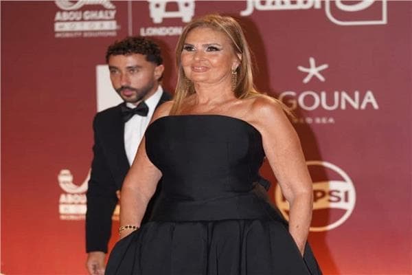 يسرا وكريم الشناوي يناقشان مستقبل السينما في الجونة