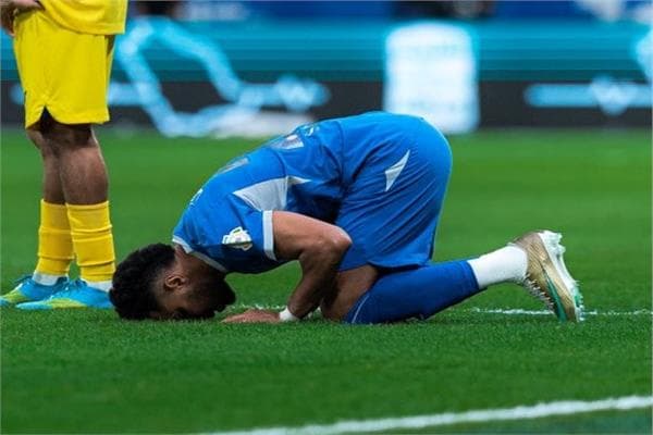الهلال يفوز بصعوبة ويعود للصدارة