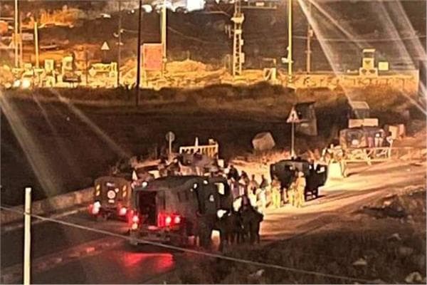 اقتحام قوات الاحتلال مخيم الفوار ومداهمة المنازل