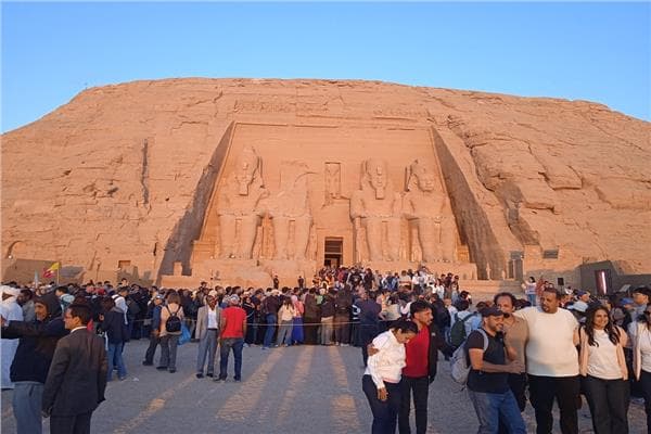 آلاف السياح يراقبون ظاهرة تعامد الشمس على رمسيس الثاني