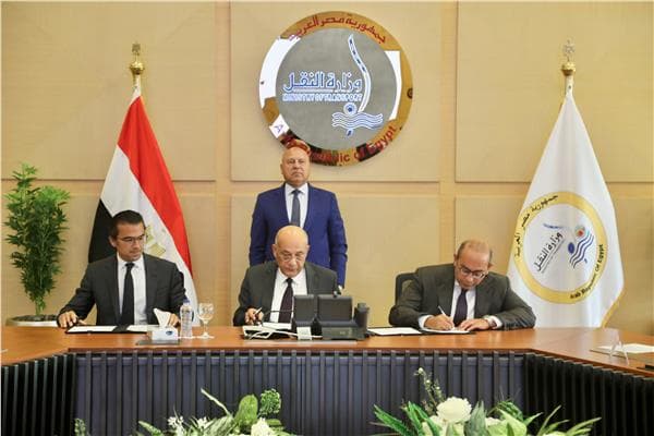 وزير النقل يوقع مذكرة لإنشاء مركز توزيع بميناء الدخيلة
