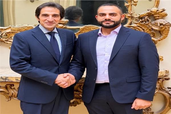 سفير مصر في إيطاليا يكرم طبيب مصري أنقذ حياة مواطن