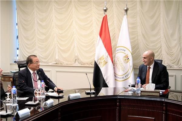 وزير التعليم يطلع على تحويل 20 مدرسة