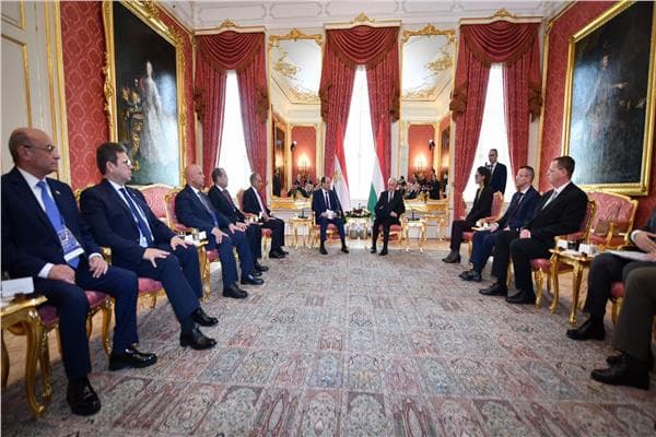 السيسي يلتقي نظيره المجري