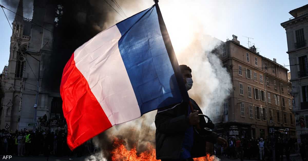 Paris faces financial strain as yields near 4.94%