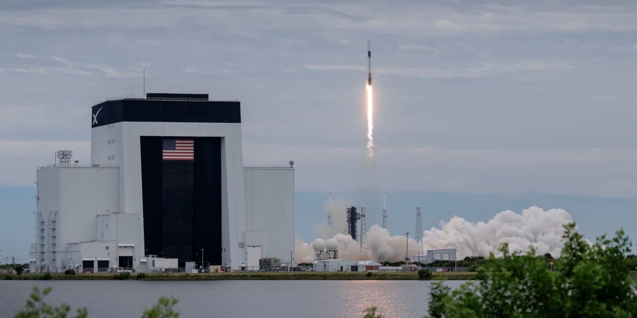 SpaceX plans major wireless expansion