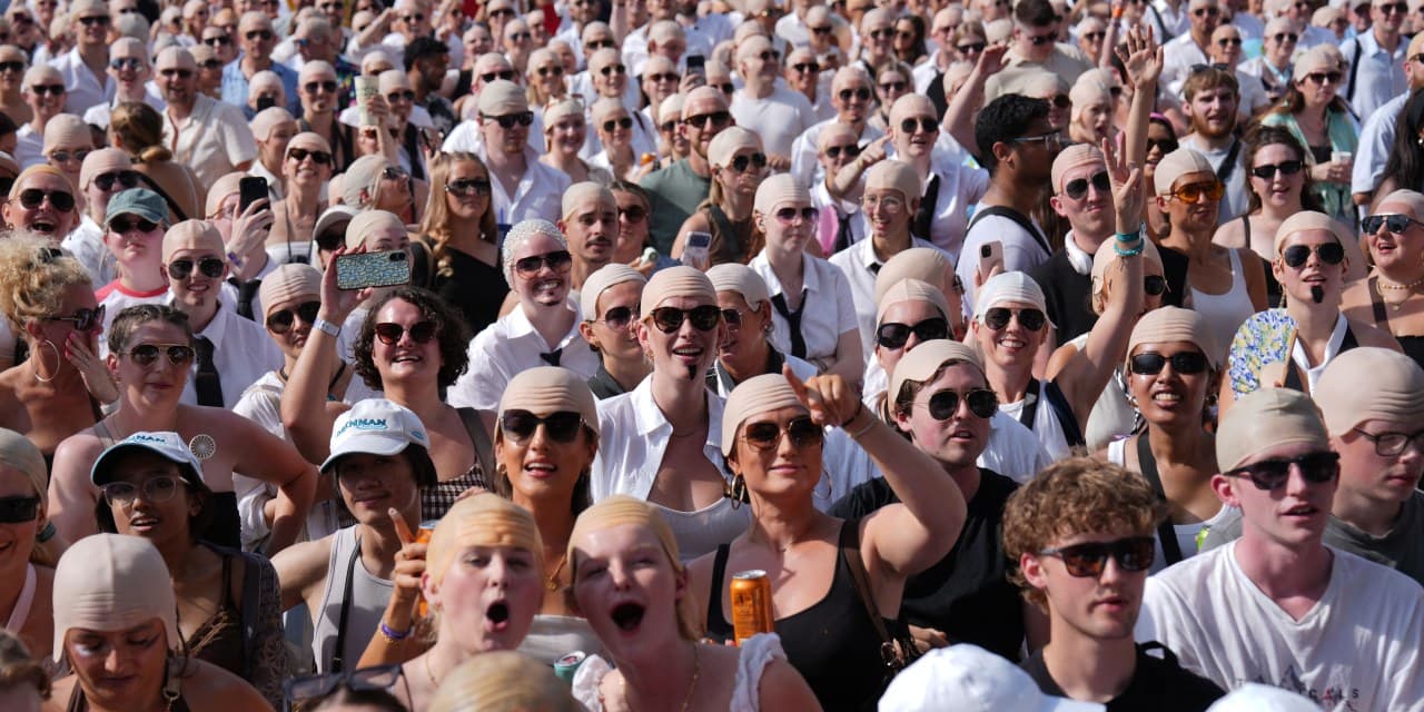 Audience Misplaces Itself at Pitbull Show