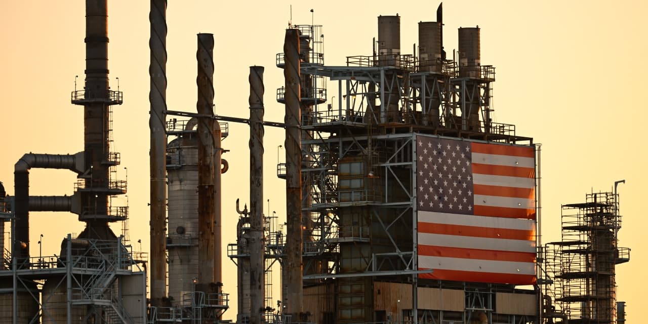 US Oil Refiners Profit Amid Global Energy Shortages