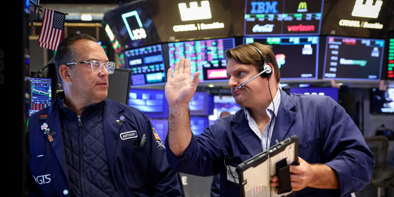 US Stocks Close Mixed as Oil Falls