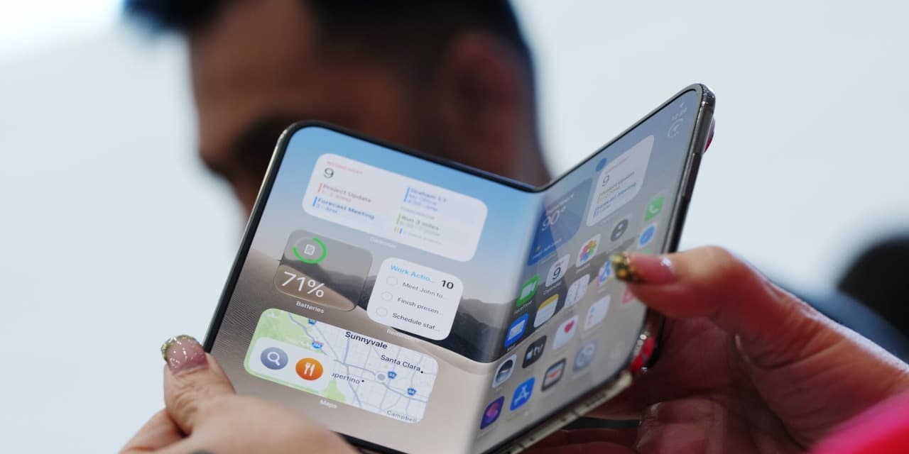 أبل تطلق آيفون طي جديد وترفع الأسعار