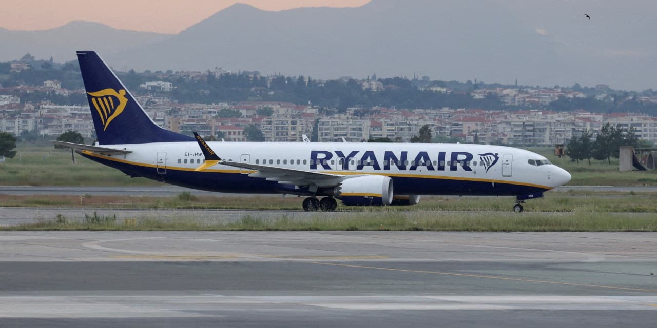بوينغ 737 تقوم بهبوط اضطراري بعد إصابة مسافر نتيجة تحطم نافذة