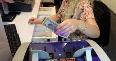أسعار الدولار مستقرة أمام الجنيه