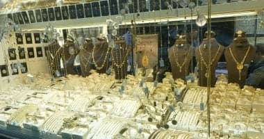 الذهب في البحرين يظل قرب مستويات عالية