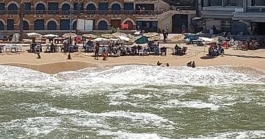 إزالة الرايات وحظر الشواطئ بالإسكندرية بسبب طقس أغسطس