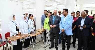 رئيس جامعة أسيوط يتابع الكشف الطبي للطلاب الجدد