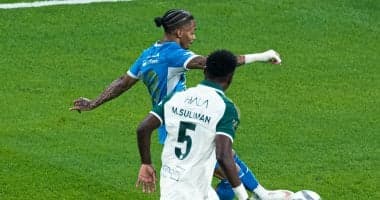 الهلال يتقدم على الأهلي بثنائية في الشوط الأول