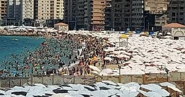إقبال كبير على شواطئ الإسكندرية قبل المدارس