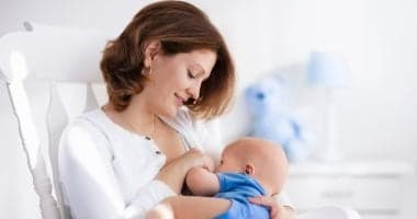 الصحة ت提醒 الأمهات الصغيرات عن أهمية الرضاعة