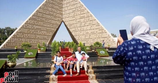 مواطنون يصورون ذكريات أكتوبر 53