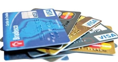 تحقيقات مع متهم بابتزاز المواطنين باستخدام موظف بنك وهمي