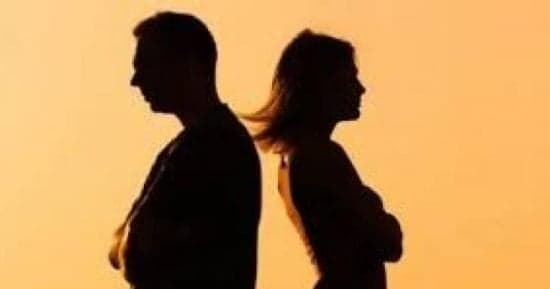 زوج يطلب فرصة ثانية بعد طلبها فسخ الزواج بسبب مجوهراتها