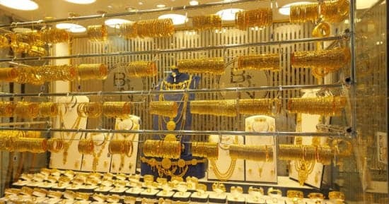مبيعات البنوك تدعم الذهب