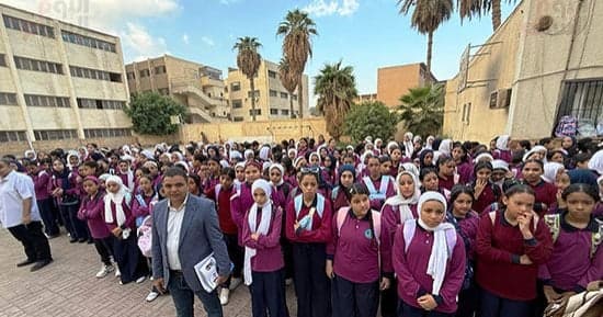 وزارة التعليم تؤكد الالتزام بالزى المدرسى
