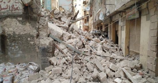 انهيار جدار بمنزل في أسوان يوقع قتيلة وجرح والديها