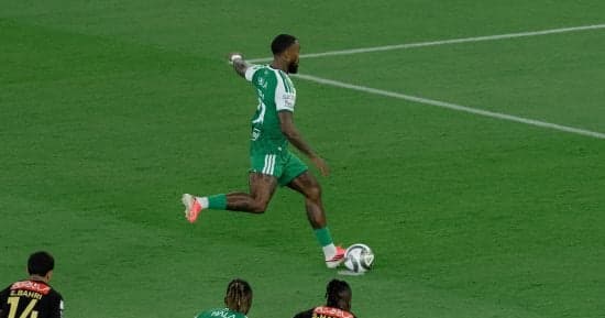 الأهلي يتفوق على الرياض 3-0 في الشوط الأول