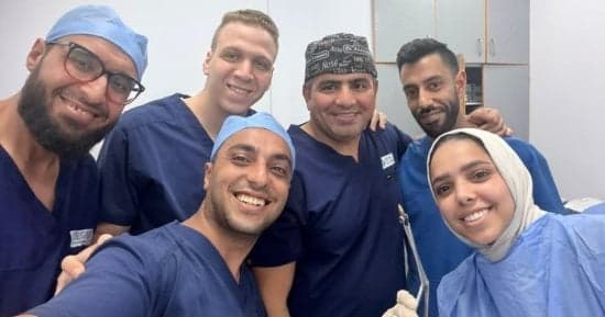 فريق طبي يق techجم في قصر العيني يزيل رصاصة من وجه مريض