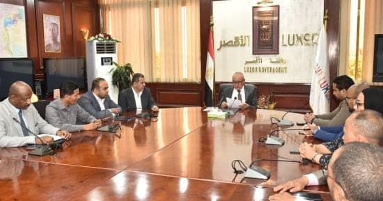 محافظ الأقصر يلتقي التحالف الوطني قبل قافلة إيد واحدة