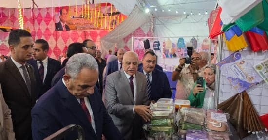 محافظ الإسماعيلية يفتتح معرض أهلا مدارس بتخفيضات