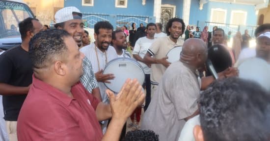 رجال النوبة يحتفلون بالمولد في أسوان