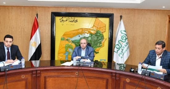 محافظ الفيوم يراجع أداء تقنين أراضي الدولة