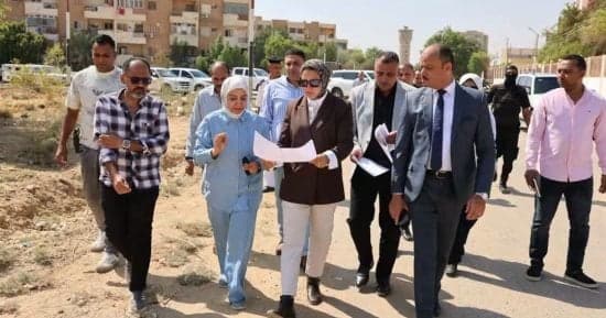 محافظ الوادي تبحث إنشاء مجتمع سكني في الخارجة
