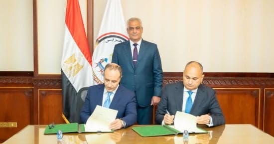 وزير الإنتاج الحربي يوقع مذكرة مع Intel